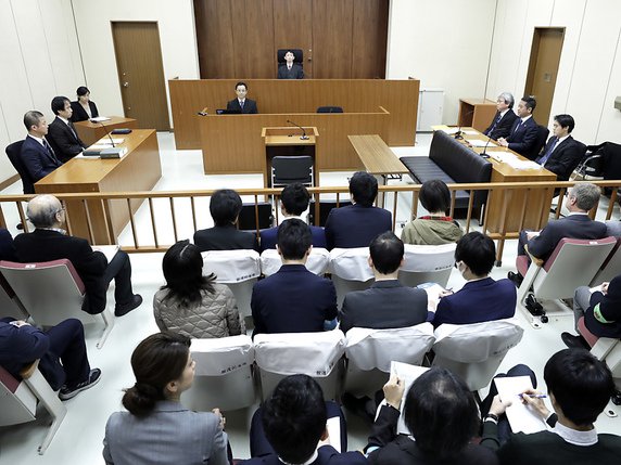 L'équipe de défense de Carlos Ghosn, à droite sur le cliché, est emmenée par un ancien procureur japonais. © KEYSTONE/AP POOL Bloomberg/KIYOSHI OTA
