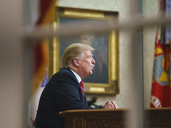 Donald Trump s'est adressé aux Américains lors de sa première allocution à la nation du bureau ovale de la Maison-Blanche. © KEYSTONE/AP/CAROLYN KASTER