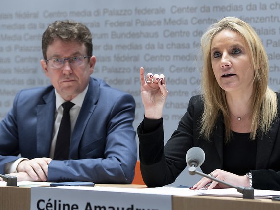 Le président de l'UDC Albert Rösti et la vice-présidente Céline Amaudruz ont présenté jeudi à Berne le nouveau programme politique du parti. © KEYSTONE/ANTHONY ANEX
