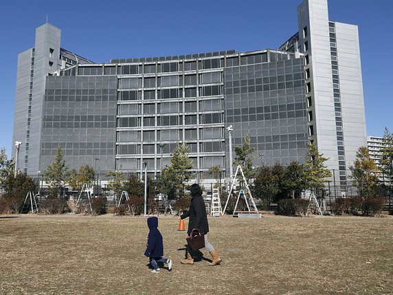 Depuis son arrestation le 19 novembre à Tokyo, le dirigeant de 64 ans se trouve dans un centre de détention du nord de la capitale (archives). © KEYSTONE/EPA/KIMIMASA MAYAMA