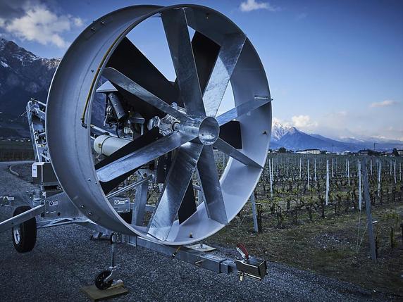 Les trois viticulteurs valaisans ont utilisé l'éolienne pour la première fois fin avril 2017, près de St-Pierre-de-Clages, par une nuit à moins deux degrés. Une fois déployée, l'éolienne mesure une dizaine de mètres. Keystone/© sedrik nemeth