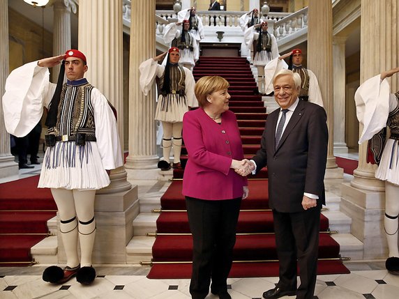 Le président grec Prokópis Pavlópoulos a reçu vendredi Angela Merkel à Athènes. © KEYSTONE/EPA ANA-MPA/ALEXANDROS VLACHOS