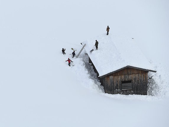 Les installations de la station de ski de Loser ont totalement disparu sous cinq mètres de neige (archives). © KEYSTONE/AP/KERSTIN JOENSSON