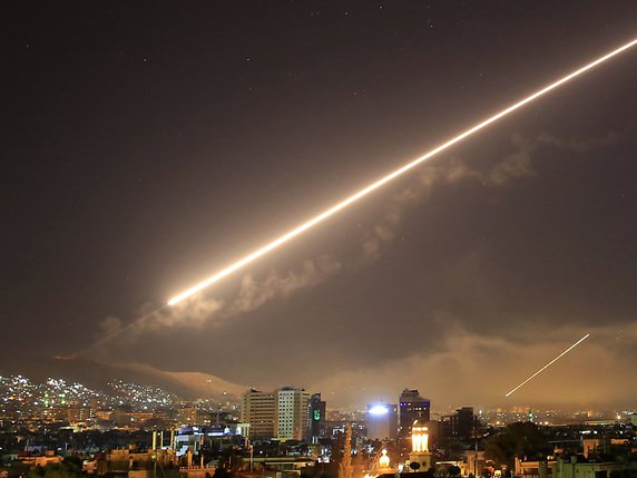 La plupart des "missiles israéliens" ont été interceptés par la défense antiaérienne syrienne à Damas, assure Sana (archives). © KEYSTONE/AP/HASSAN AMMAR