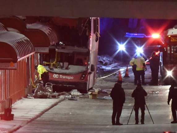 Le bus pourrait avoir dérapé sur une plaque de glace, selon un témoin. © KEYSTONE/AP The Canadian Press/JUSTIN TANG