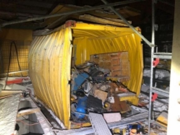Une fuite da gaz a causé une explosion dans un conteneur de chantier à Flawil (SG). Personne n'a été blessé. © Police cantonale Saint-Gall
