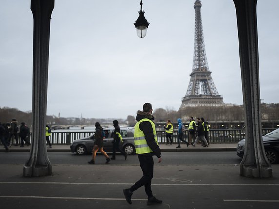 A trois jours du débat national censé apaiser leur colère, des dizaines de milliers de "gilets jaunes" sont de nouveau attendus samedi partout en France (archives). © KEYSTONE/AP/KAMIL ZIHNIOGLU