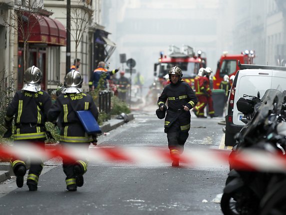 Paris, qui attend le 9e acte des gilets jaunes, s'est réveillée au son d'une forte  explosion samedi matin. © KEYSTONE/EPA/YOAN VALAT