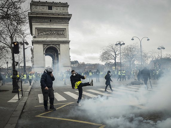 Après un début dans le calme, de premiers heurts ont émaillé samedi après-midi la manifestation des "gilets jaunes" à Paris, dans le secteur des Champs-Elysées et autour de l'arc de Triomphe. © KEYSTONE/EPA/YOAN VALAT