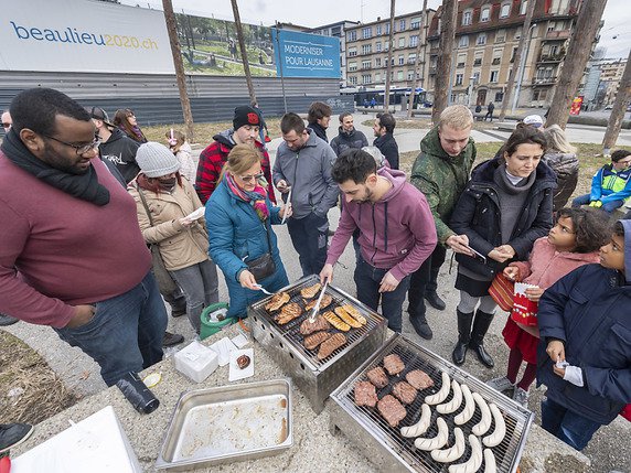Un barbecue gratuit a été organisé samedi pour défendre les éleveurs lors de la 23e édition de Swiss Expo à Beaulieu à Lausanne. © KEYSTONE/MARTIAL TREZZINI