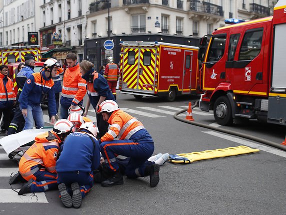 Une énorme explosion a fait trois morts, deux pompiers et une touriste espagnole, et près de 50 blessés samedi à Paris, dans un immeuble où des pompiers intervenaient pour une fuite de gaz. © KEYSTONE/AP/THIBAULT CAMUS