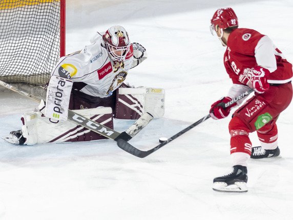 L'attaquant lausannois Christoph Bertschy bute sur le portier genevois Gauthier Descloux. © KEYSTONE/MARTIAL TREZZINI