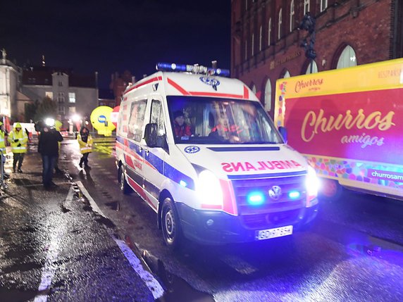 L'état de santé du maire de Gdansk, emmené à l'hôpital après l'attaque, a été qualifié de très sérieux. © KEYSTONE/EPA PAP/ADAM WARZAWA