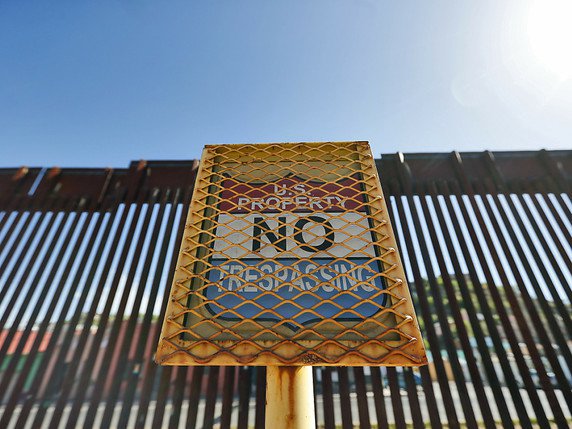 Le déploiement des troupes américaines à la frontière avec le Mexique, pour soutenir les garde-frontières face à l'arrivée de migrants, a été prolongé jusqu'en septembre, a aussi annoncé lundi le Pentagone. © KEYSTONE/AP/MATT YORK