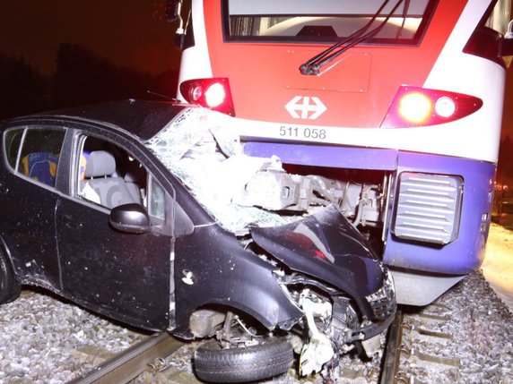 Un train du RER zurichois a percuté une voiture lundi soir à Wetzikon (ZH). Il n'y a pas eu de blessé. © Police cantonale ZH