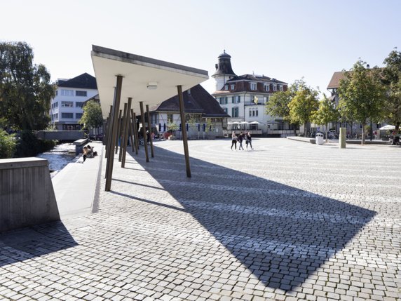 Le square de la Wuhrplatz, dans le centre de Langenthal, a été transformé en 2011. © KEYSTONE/GAETAN BALLY