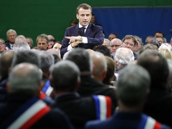 Le président français Emmanuel Macron s'est adressé à un parterre de 600 maires normands à Grand Bourgtheroulde. © KEYSTONE/AP Reuters Pool/PHILIPPE WOJAZER