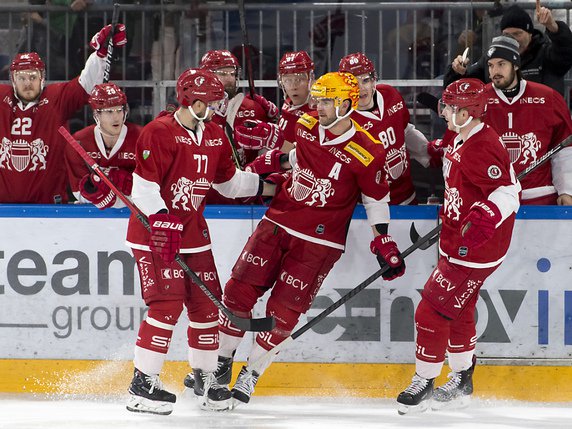 Les joueurs lausannois se congratulent après le 3-0 © KEYSTONE/PPR/LAURENT GILLIERON