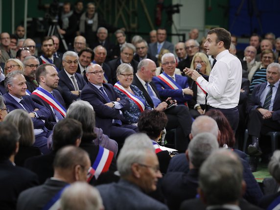 Le président Emmanuel Macron s'est exprimé devant un parterre de 600 maires normands pour le premier d'une dizaine de débats du même type qu'il entend mener dans toute la France. © KEYSTONE/EPA REUTERS POOL/PHILIPPE WOJAZER / POOL