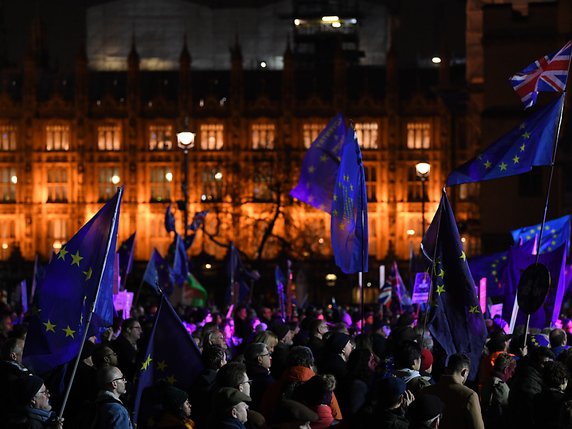 Des militants pro et anti-Brexit, drapeaux du Royaume-Uni ou de l'UE à la main, ont manifesté toute la journée devant le Parlement. © KEYSTONE/EPA/NEIL HALL