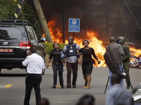 Les forces de police kenyanes ont été à pied d'oeuvre toute la nuit durant. A 03h30, un groupe d'au moins 20 personnes avait ainsi pu recouvrer la liberté, a constaté une journaliste de l'AFP. © KEYSTONE/AP/BEN CURTIS