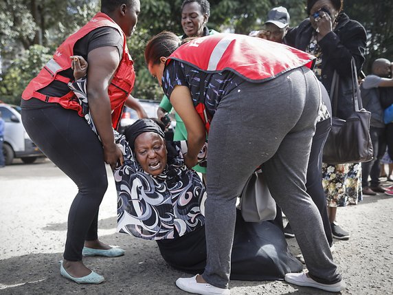Une femme s'effondre après avoir reconnu le corps d'un proche à la morgue. © KEYSTONE/EPA/DAI KUROKAWA