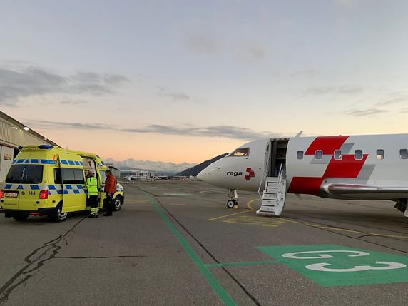 Le jeune rescapé de l'accident en Suède a été rapatrié à bord de l'avion de la REGA. © Handout