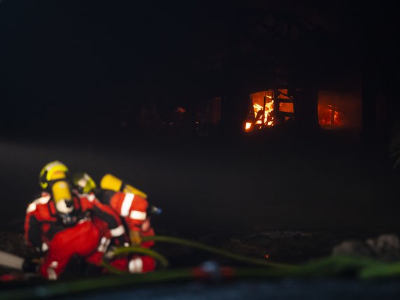 Le garage des cars postaux à Coire a été la proie des flammes mercredi soir vers 21h00. © KEYSTONE/GIAN EHRENZELLER