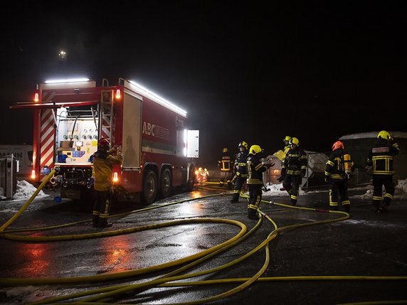 Les pompiers grisons sont intervenus en masse pour lutter contre l'incendie. © KEYSTONE/GIAN EHRENZELLER