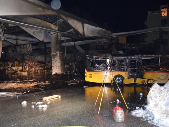 Le garage des cars postaux à Coire a été entièrement détruit par les flammes. © Police cantonale grisonne