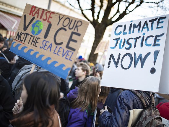 Les manifestants réclament des mesures politiques urgentes en matière de climat. © KEYSTONE/VALENTIN FLAURAUD