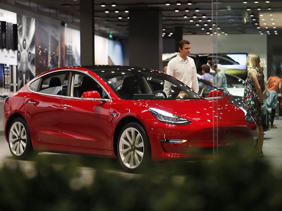 Le constructeur américain veut réduire ses coûts afin que les personnes en mesure de s'offrir une voiture électrique Tesla soient plus nombreuses (archives). © KEYSTONE/AP/DAVID ZALUBOWSKI