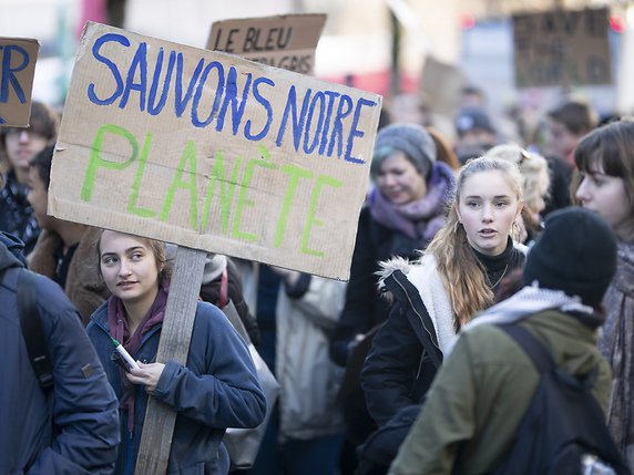 Quelque 22'000 jeunes ont défilé vendredi dans les rues en Suisse en faveur du climat. © KEYSTONE/VALENTIN FLAURAUD