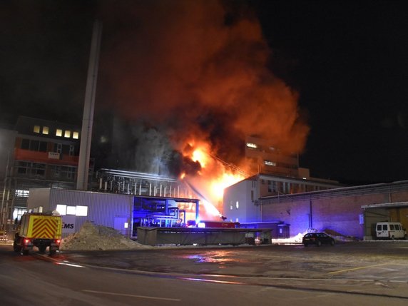 L'incendie s'est déclaré à l'extérieur du bâtiment de production d'Ems-Chemie à Domat/Ems (GR), il a pu être rapidement maîtrisé. © KEYSTONE/KANTONSPOLIZEI GRAUBUENDEN