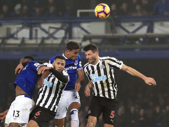 Fabian Schär (ici à droite contre Everton en décembre) a permis à Newcastle de sortir de la zone rouge. © KEYSTONE/AP PA/PETER BYRNE