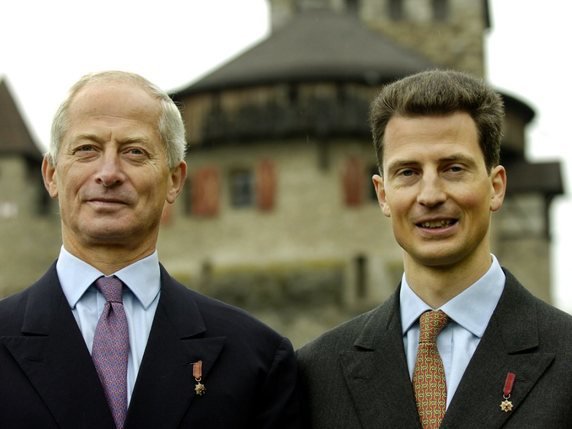 Le Prince régnant du Liechtenstein Hans-Adam II (à gauche) et son fils Aloïs, Prince héritier (archives). © KEYSTONE/EDDY RISCH