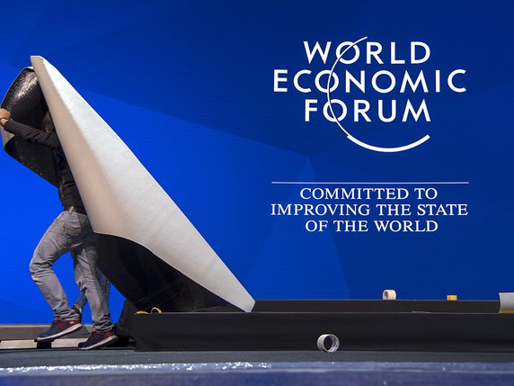 Les derniers préparatifs étaient en cours dimanche à Davos (GR), à l'avant-veille de l'ouverture du Forum économique mondial (WEF). © KEYSTONE/LAURENT GILLIERON