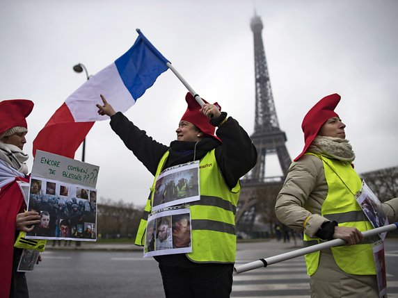 Quelques centaines de femmes "gilets jaunes", parfois habillées en Marianne, ont de nouveau manifesté partout en France. © KEYSTONE/EPA/IAN LANGSDON
