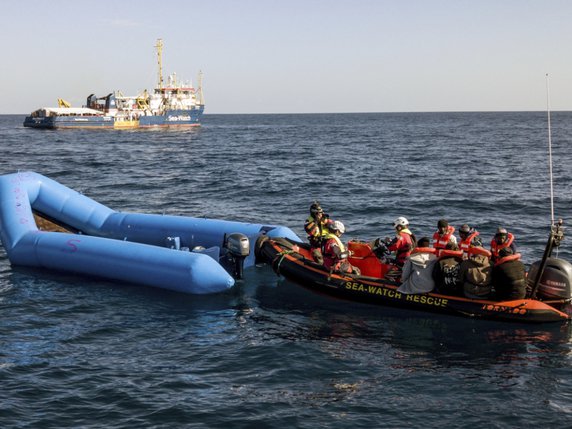 L'ONG allemande Sea-Watch a annoncé samedi avoir secouru au total 47 migrants sur son navire. Elle réclame "une solution rapide" dans le cadre du droit international. © Keystone/AP/Jon Stone