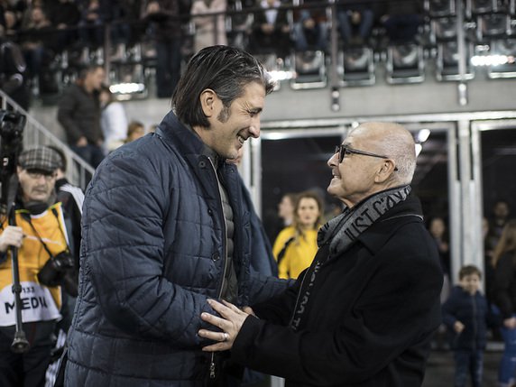 Aniello Fontana (ici en compagnie de son entraîneur de l'époque Murat Yakin), une passion pour son club. © KEYSTONE/ENNIO LEANZA