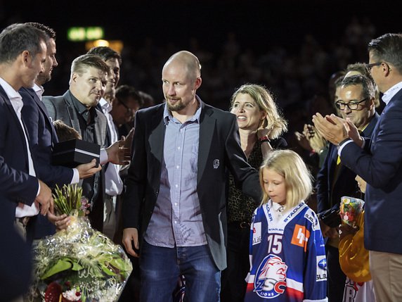 Mathias Seger lors d'une cérémonie d'adieu au Hallenstation. © KEYSTONE/ENNIO LEANZA