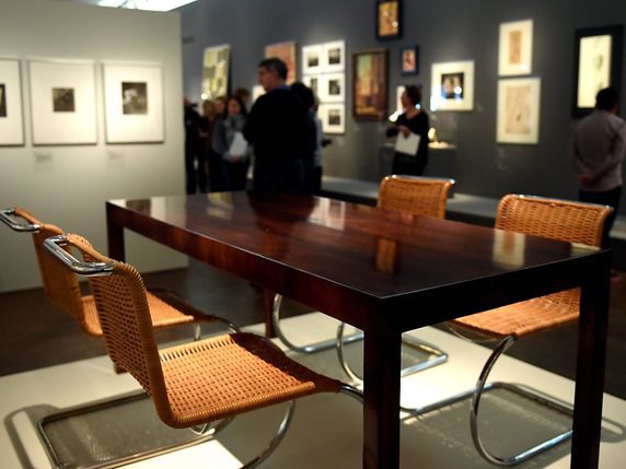Le style Bauhaus s'étend aussi à des objets du quotidien, comme des chaises et des tables, dessinées par Ludwig van der Rohe and Lilly Reich. Ici, une exposition au Bauhaus Archiv Museum à Berlin (archives). © KEYSTONE/EPA DPA/BRITTA PEDERSEN