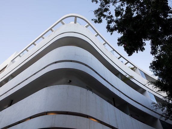 La maison Mirenberg à Tel Aviv, conçue par l'architecte Genia Averbuch en 1936, est typique du style Bauhaus (archives). © KEYSTONE/EPA/ABIR SULTAN