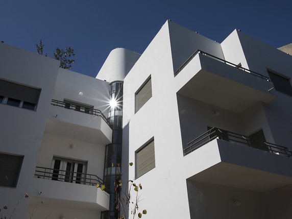 Un autre immeuble (construit en 1933-1934) de la "Ville blanche" à Tel Aviv, qui réunit près de 4000 constructions dans le style Bauhaus. © KEYSTONE/EPA/ABIR SULTAN