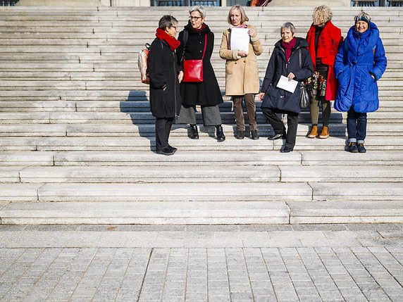 Les déléguées des Aìnées pour le climat sur les marches du Tribunal fédéral (archives). © KEYSTONE/VALENTIN FLAURAUD