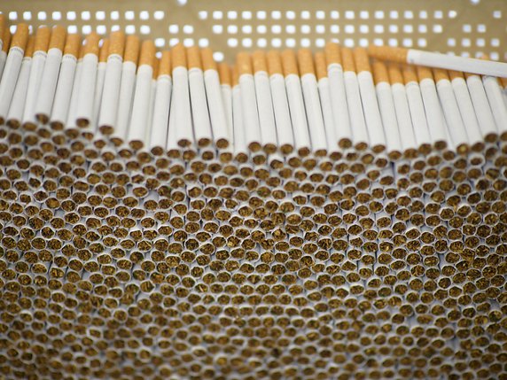 2900 tonnes de cigarettes ont été exportées de Suisse en Afrique en 2017, selon Public Eye. © KEYSTONE/GIAN EHRENZELLER