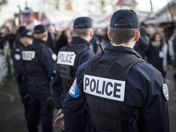 Vers 15h00, une demi-douzaine de véhicules des forces de l'ordre étaient encore garés sur les Champs-Élysées à proximité de la banque (archives). © KEYSTONE/EPA/IAN LANGSDON