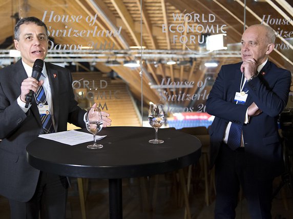 Le président de la Confédération Ueli Maurer et le ministre des affaires étrangères Ignazio Cassis ont officiellement inauguré la Maison Suisse. © KEYSTONE/LAURENT GILLIERON