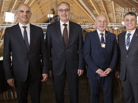 Quatre conseillers fédéraux étaient présents mardi lors de l'inauguration de la Maison Suisse à Davos: Alain Berset, Guy Parmelin, Ueli Maurer et Iganio Cassis (de gauche à droite). © KEYSTONE/LAURENT GILLIERON