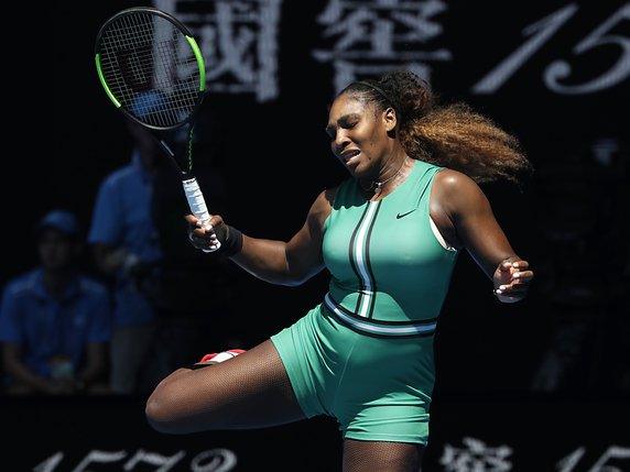 Serena Wiliams a vécu un véritable un chauchemar sur la Rod Laver Arena. © KEYSTONE/AP/KIN CHEUNG